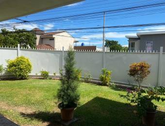 Se casa de una planta con amplio patio en Brasil de Santa Ana 22-552