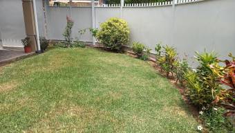 Se casa de una planta con amplio patio en Brasil de Santa Ana 22-552