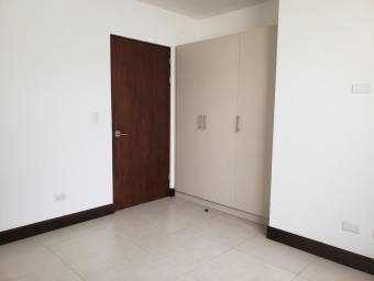 Se vende espaciosa casa con patio  en Guachipelin Escazu 22-1704