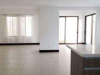 Se vende espaciosa casa con patio  en Guachipelin Escazu 22-1704