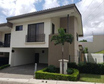 Se vende espaciosa casa con patio  en Guachipelin Escazu 22-1704