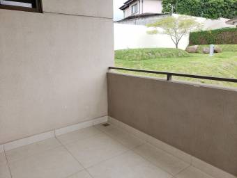 Se vende espaciosa casa con patio  en Guachipelin Escazu 22-1704