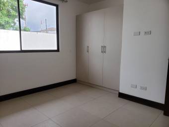 Se vende espaciosa casa con patio  en Guachipelin Escazu 22-1704