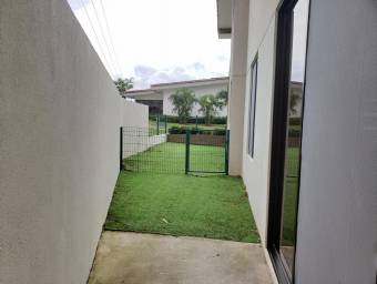 Se vende espaciosa casa con patio  en Guachipelin Escazu 22-1704