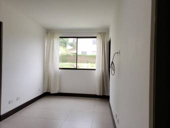 Se vende espaciosa casa con patio  en Guachipelin Escazu 22-1704