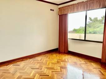 Se vende casa con amplios jardines en Guachipelin Escazu 22-1023