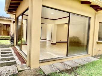 Se vende casa con amplios jardines en Guachipelin Escazu 22-1023