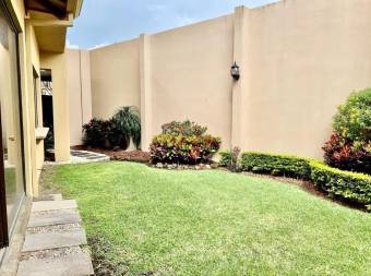 Se vende casa con amplios jardines en Guachipelin Escazu 22-1023