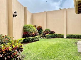 Se vende casa con amplios jardines en Guachipelin Escazu 22-1023