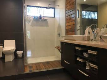 Se vende espaciosa en escazu centro 22-2299