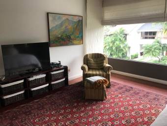 Se vende espaciosa en escazu centro 22-2299