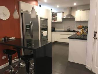 Se vende espaciosa en escazu centro 22-2299