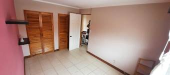 se vende espaciosa casa en Mercedes Norte Heredia  23-56