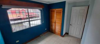 se vende espaciosa casa en Mercedes Norte Heredia  23-56