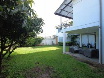 Se vende casa  con lote grande en residencial en Alajuelita  22-2736