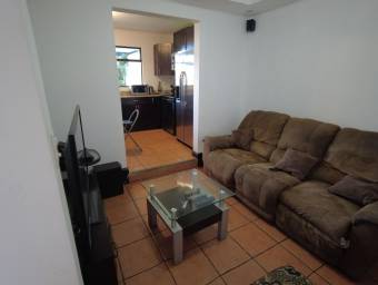 Se vende casa  con lote grande en residencial en Alajuelita  22-2736