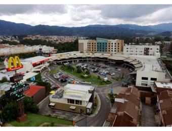 SE ALQUILA LOCAL COMERCIAL EN MOMENTUM PINARES