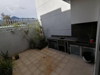 se alquila espaciosa casa con terraza parrillera en 