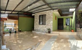 se vende espaciosa casa en la Guacima 23-91