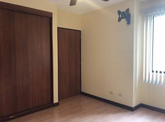 se vende excelente apartamento en la Uruca 22-958