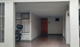 Se vende casa con excelente ubicación en San Francisco dos Rios 23-102