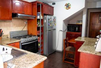 Se vende casa con excelente ubicación en San Francisco dos Rios 23-102