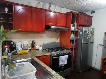 Se vende casa con excelente ubicación en San Francisco dos Rios 23-102