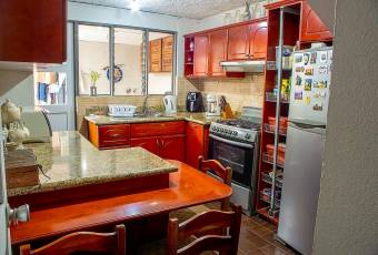 Se vende casa con excelente ubicación en San Francisco dos Rios 23-102