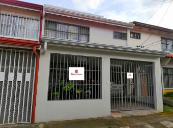 Se vende casa con excelente ubicación en San Francisco dos Rios 23-102