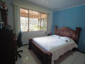 Se vende espaciosa casa con mucha luz natural en Mercedes Sur Heredia 22-2229