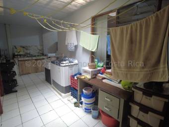 Se vende espaciosa casa con mucha luz natural en Mercedes Sur Heredia 22-2229