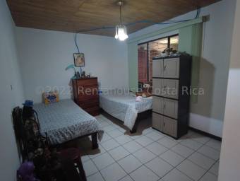 Se vende espaciosa casa con mucha luz natural en Mercedes Sur Heredia 22-2229