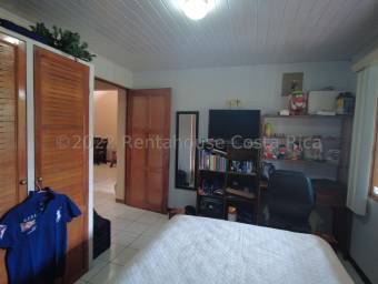 Se vende espaciosa casa con mucha luz natural en Mercedes Sur Heredia 22-229