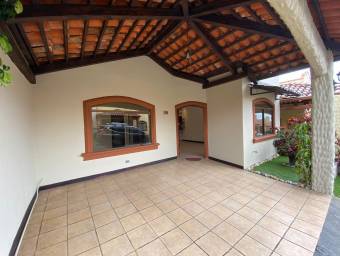 Se vende espaciosa casa con oficina en San Francisco de Heredia 23-150