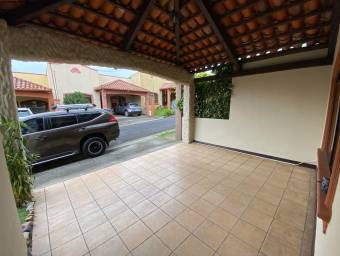 Se vende espaciosa casa con oficina en San Francisco de Heredia 23-150