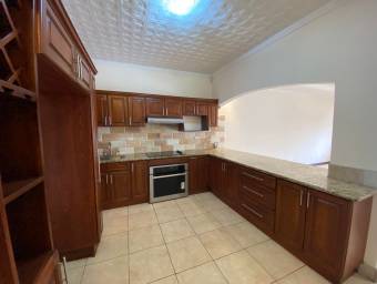 Se vende espaciosa casa con oficina en San Francisco de Heredia 23-150