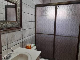 Se vende casa con mucha luz natural y terraza en San Antonio de Belen 22-1378