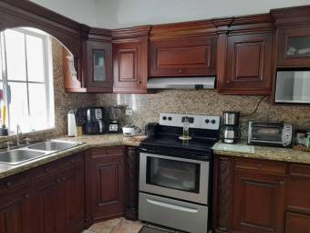 Se vende casa con mucha luz natural y terraza en San Antonio de Belen 22-1378