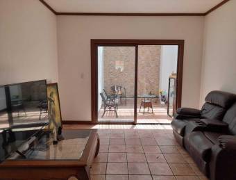 Se vende casa con mucha luz natural y terraza en San Antonio de Belen 22-1378