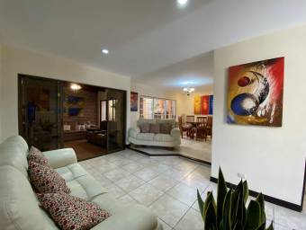 se vende espaciosa casa en san francisco de Heredia 22-1468