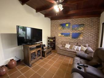 se vende espaciosa casa en san francisco de Heredia 22-1468