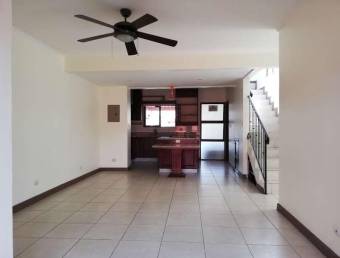 se vende espaciosa casa con patio en el Coyol Alajuela  23-1085