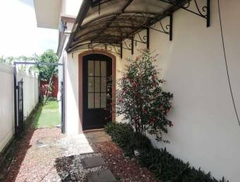 se vende espaciosa casa con patio en el Coyol Alajuela  23-1085