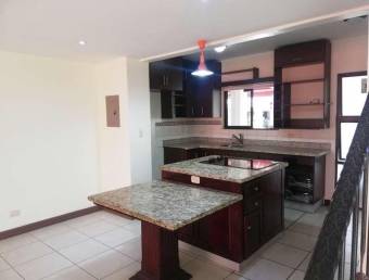 se vende espaciosa casa con patio en el Coyol Alajuela  23-1085