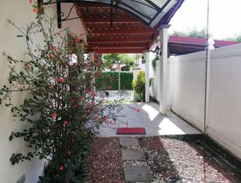 se vende espaciosa casa con patio en el Coyol Alajuela  23-1085