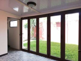 se vende espaciosa casa con patio en el Coyol Alajuela  23-1085