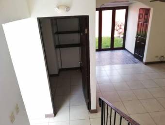 se vende espaciosa casa con patio en el Coyol Alajuela  23-1085