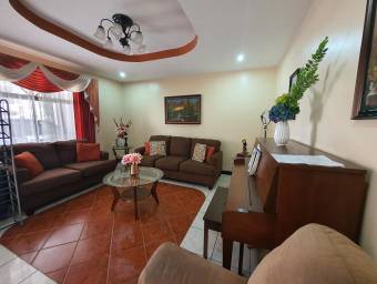 Se vende espaciosa casa con patio grande en Alajuela Centro 23-1320