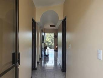 Se vende espaciosa casa con patio grande en Alajuela Centro 23-1320