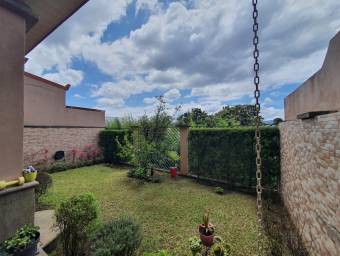 Se vende espaciosa casa con patio grande en Alajuela Centro 23-1320